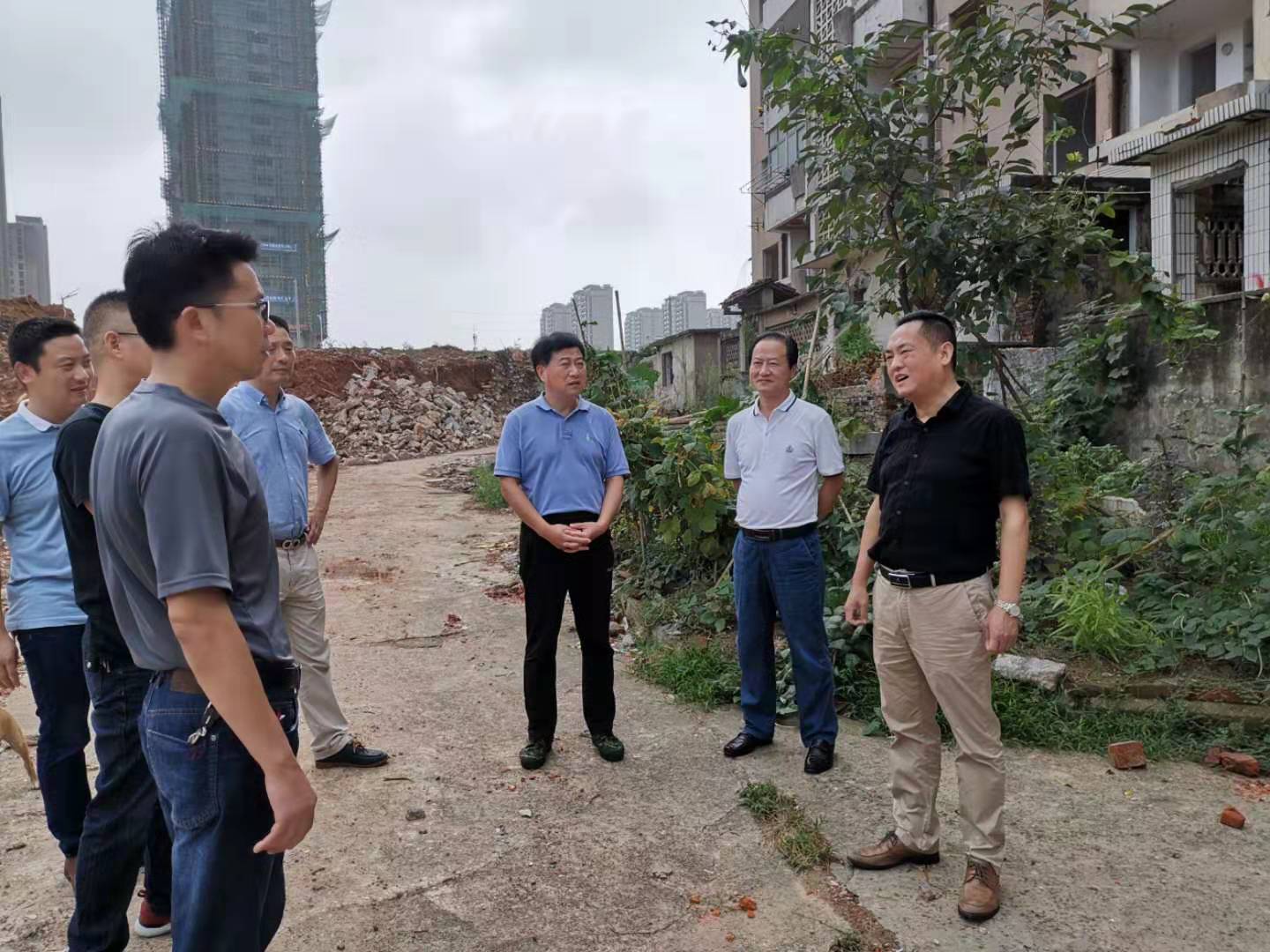 為加快方家沖、造紙廠和桂花園新安置區(qū)建設(shè)，2019年9月5日下，市城建集團(tuán)總經(jīng)理衛(wèi)民陪同市政府副秘書長劉陳寅深入項(xiàng)目建設(shè)現(xiàn)場，調(diào)度推進(jìn)安置區(qū)征遷工作.jpg