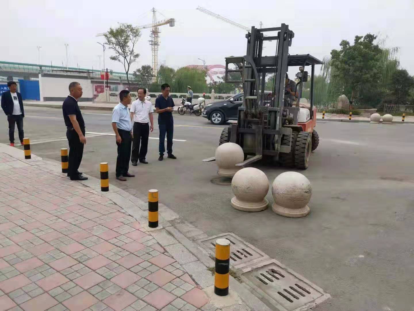 為向新中國(guó)成立七十周年獻(xiàn)禮，市城建集團(tuán)攻堅(jiān)克難，實(shí)現(xiàn)了北門棚改區(qū)域民生路10月1日零時(shí)順利通車。國(guó)慶假期，市城建集團(tuán)堅(jiān)持做好一線工作，在與交警部門共同做好民生路通車保障工作外，抓細(xì)節(jié)，抓落實(shí)，確保其他各項(xiàng)工作有序推進(jìn)。.jpg